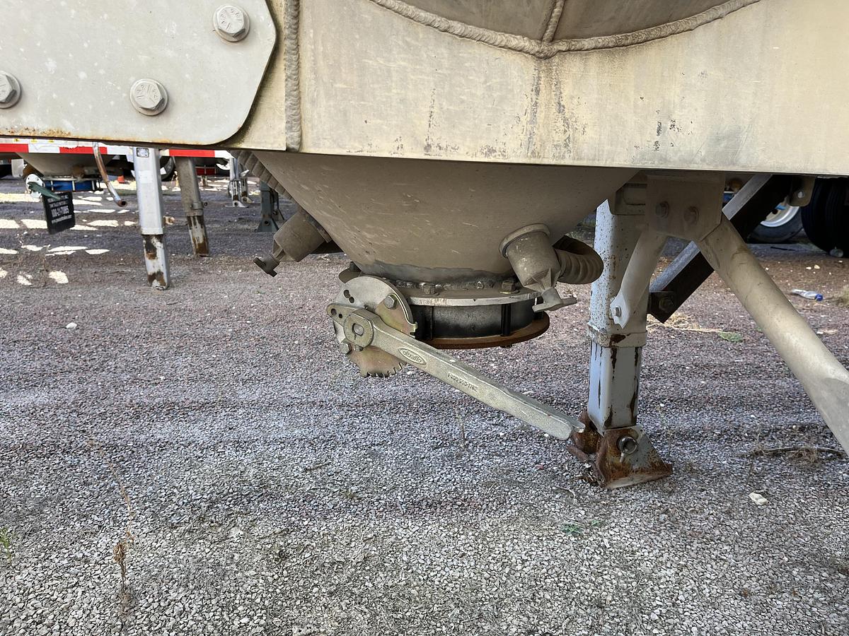 Used 2015 Tytal 1060 Pneumatic Trailer