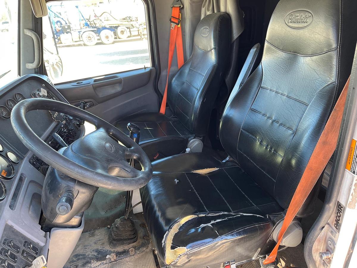 Used 2015 Peterbilt 365 Sleepers