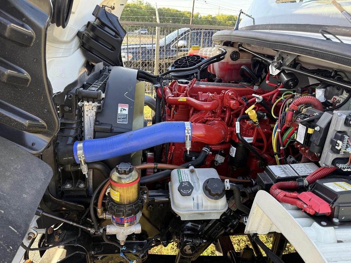 Used 2021 Freightliner 26' M2