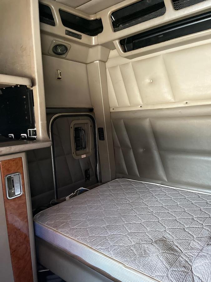 Used 2003 Peterbilt 379 Sleeper