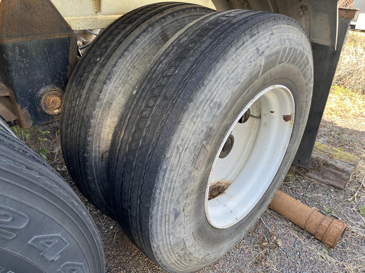 Used 1981 Heil 1040 Pneumatic Trailer