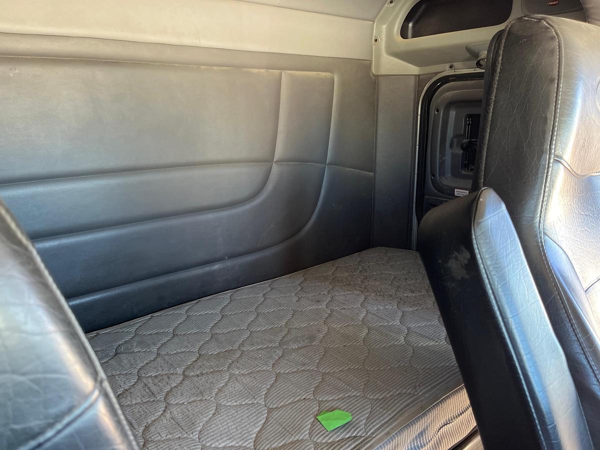 Used 2015 Peterbilt 365 Sleepers