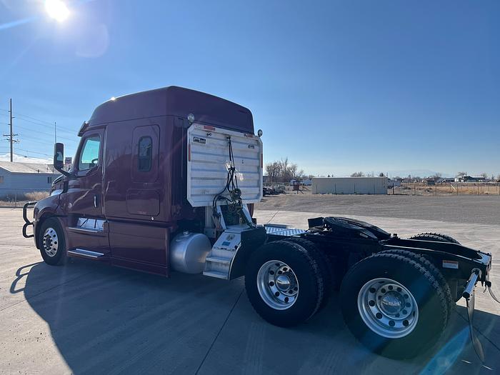 Used 2020 Freightliner CA126 Sleeper