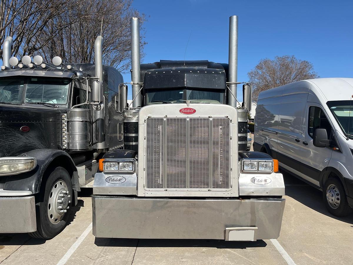 Used 2003 Peterbilt 379 Sleeper
