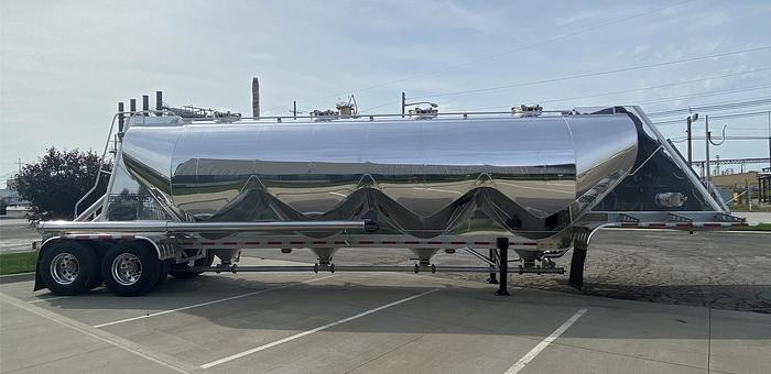 2024 Mac Vacuum Pneumatic Trailer