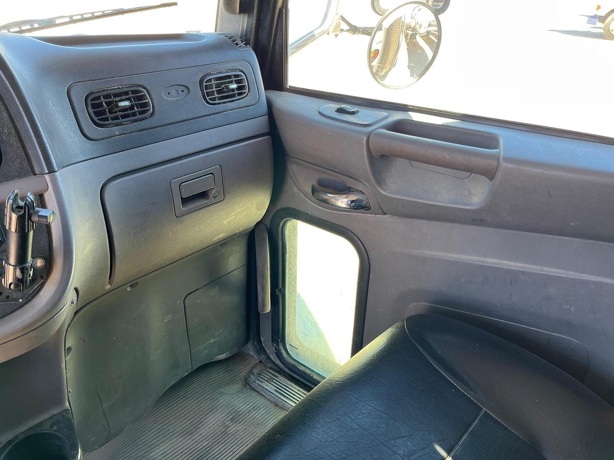 Used 2015 Peterbilt 365 Sleepers