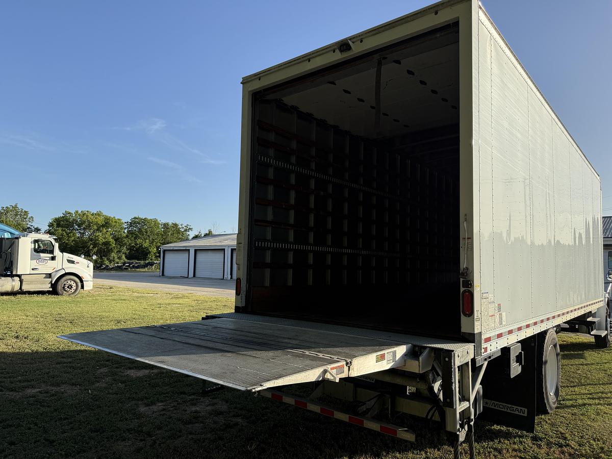 Used 2021 Freightliner 26' M2