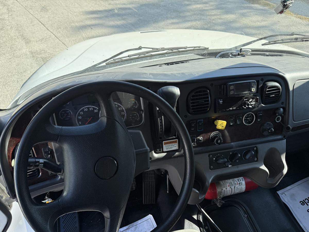 Used 2021 Freightliner 26' M2 106