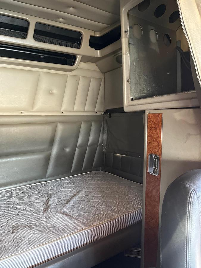 Used 2003 Peterbilt 379 Sleeper