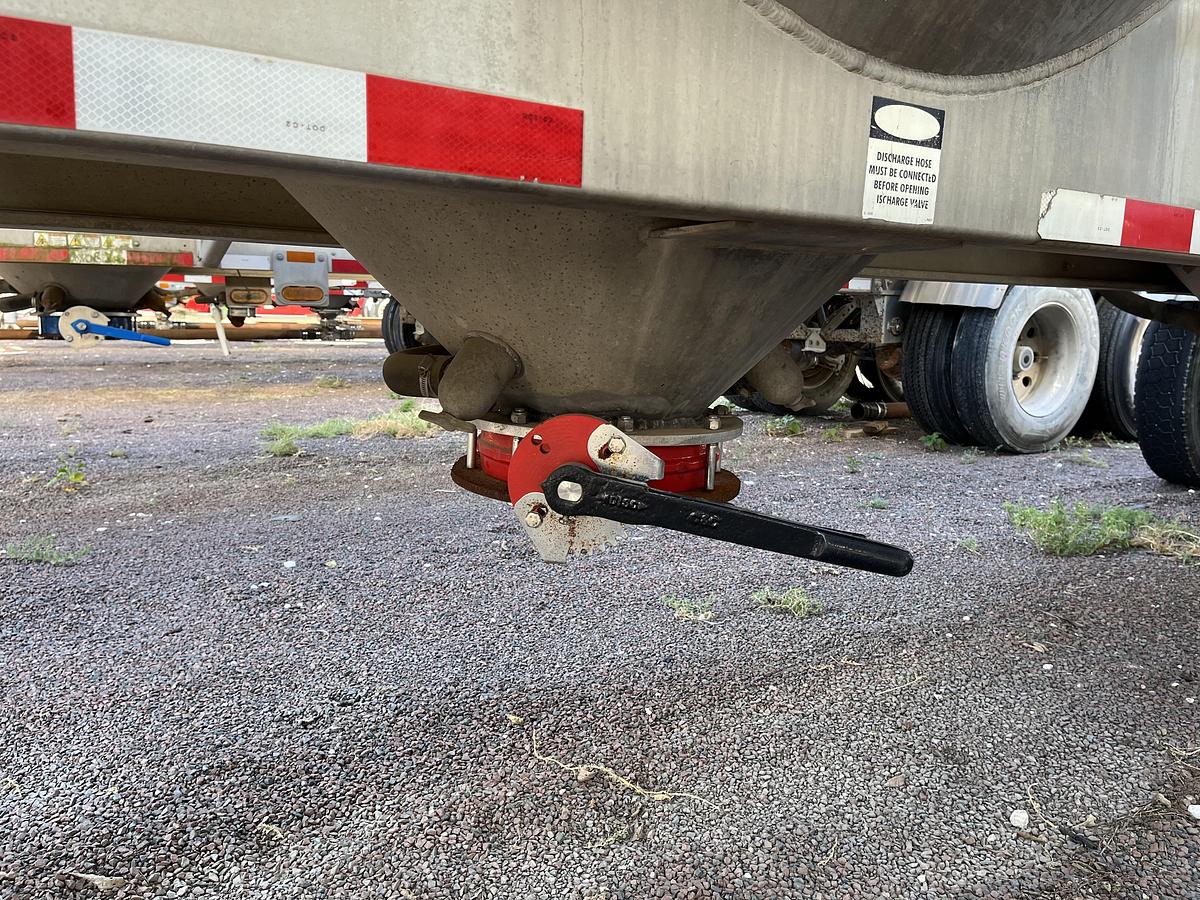 Used 2011 Polar Pneumatic Trailer