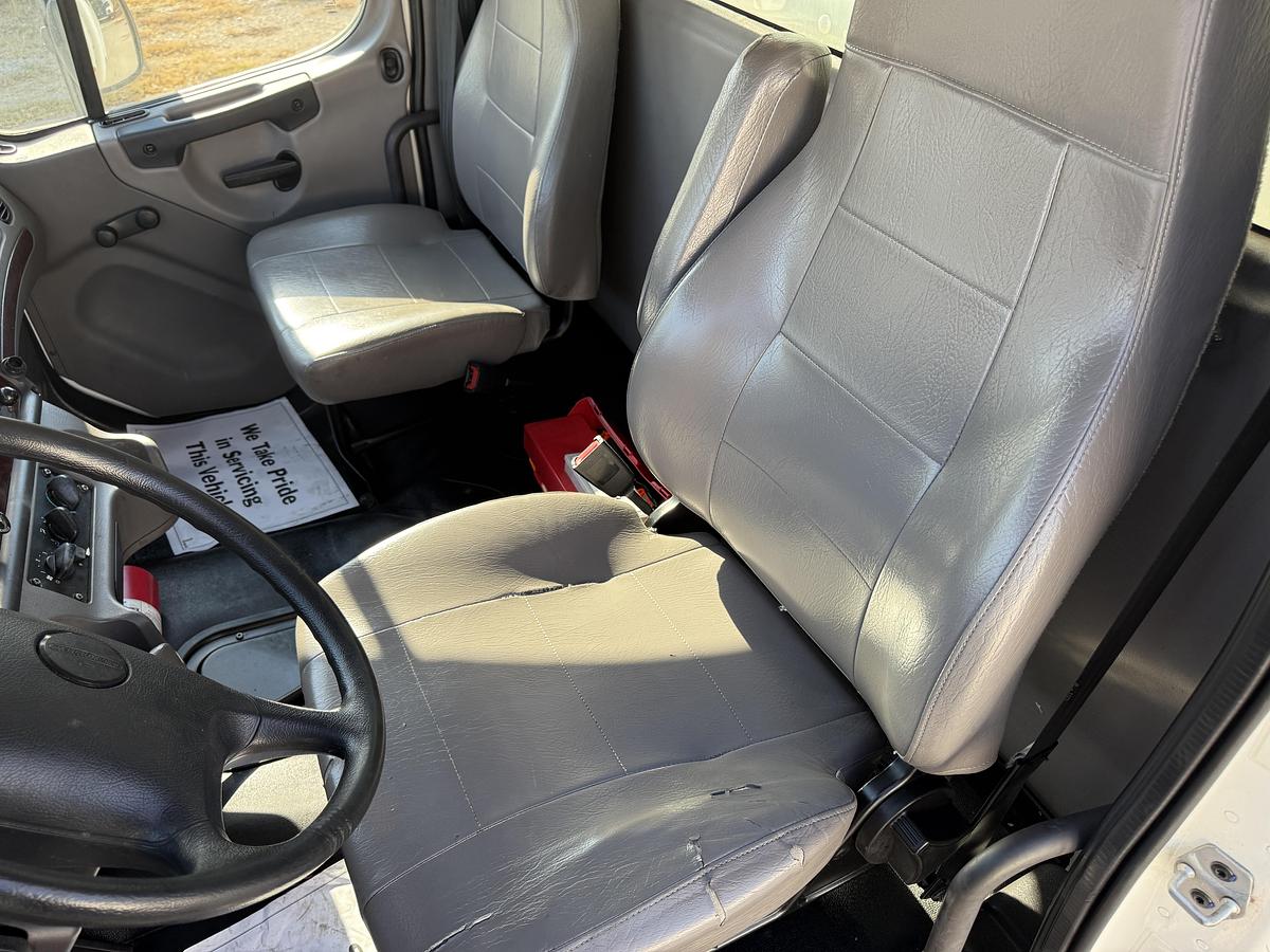 Used 2021 Freightliner 26' M2 106