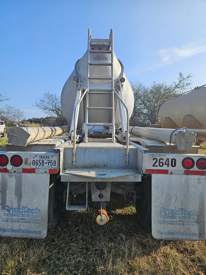 Used 2015 Vantage Pneumatic Trailer