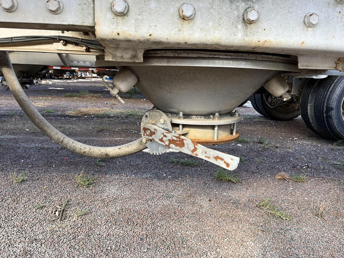 Used 1981 Heil 1040 Pneumatic Trailer