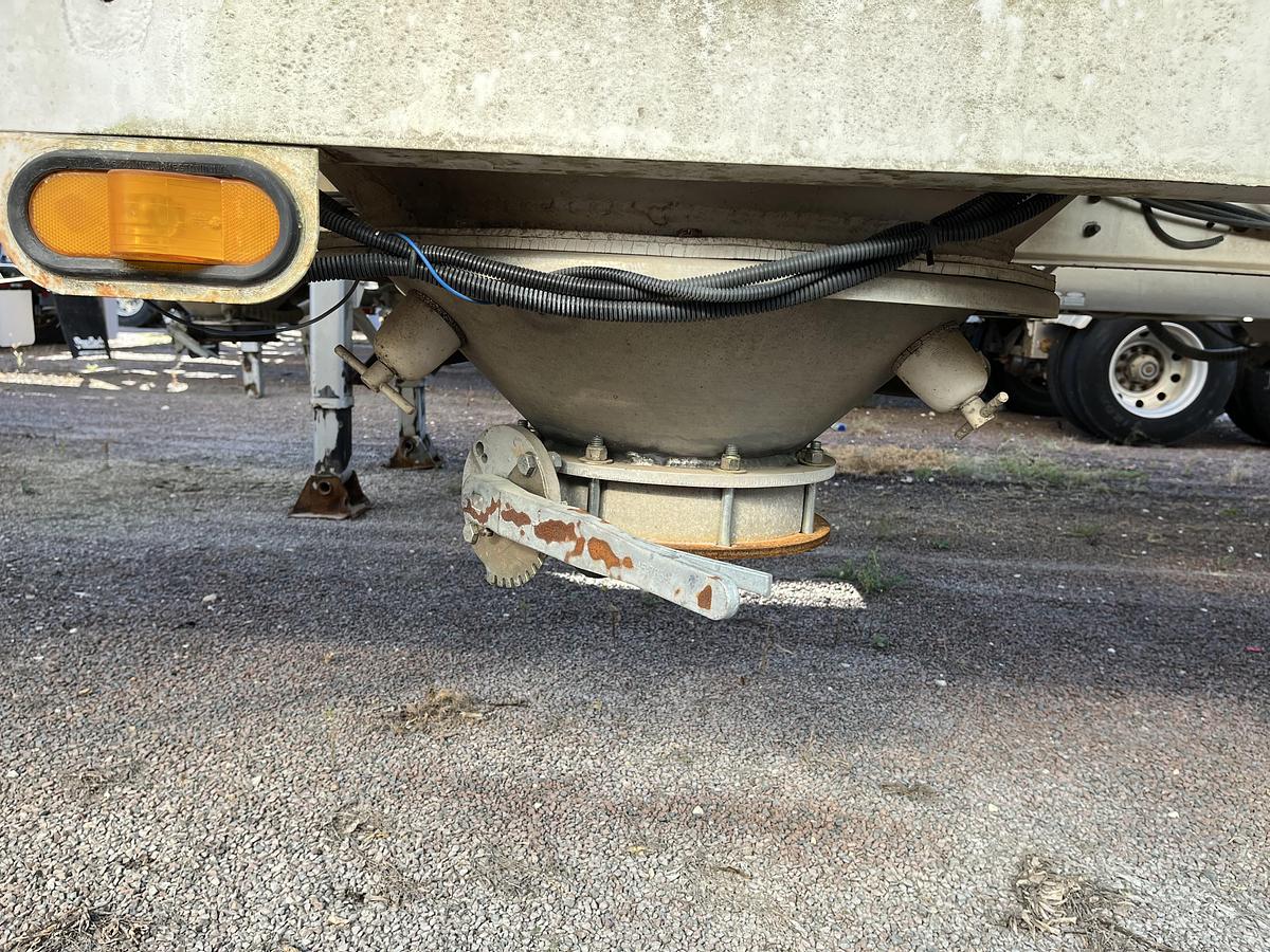 Used 1981 Heil 1040 Pneumatic Trailer