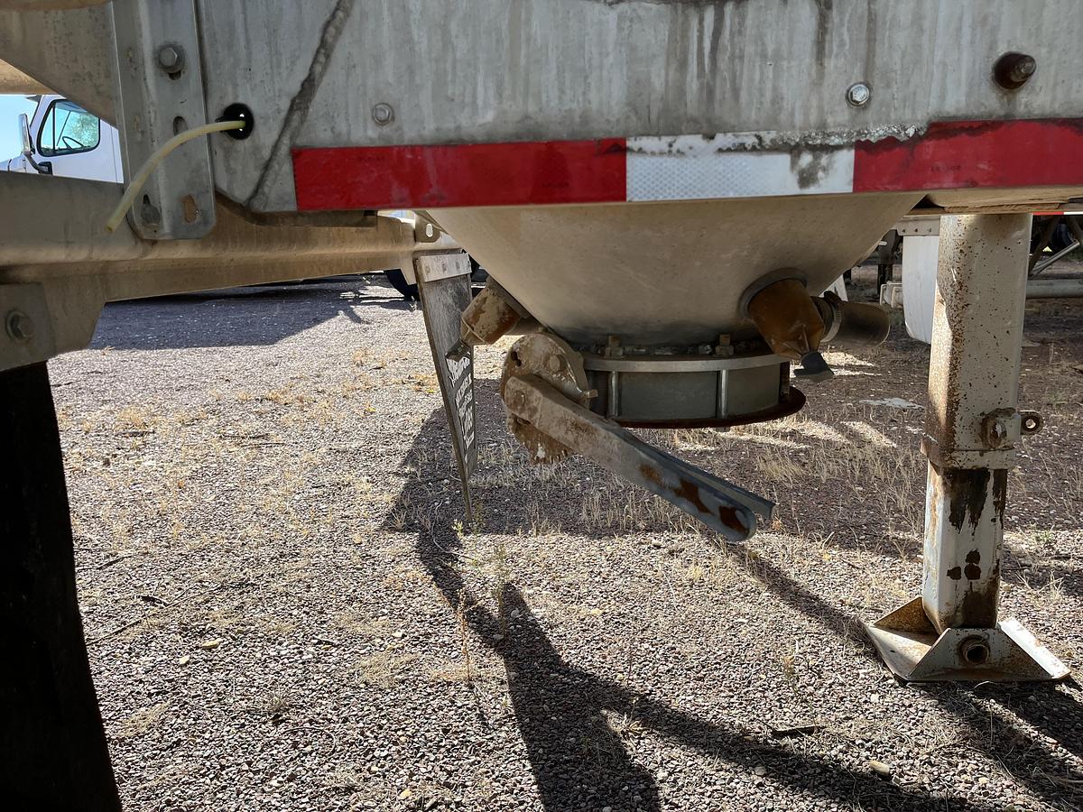 Used 2012 Heil 1040 Pneumatic Trailers