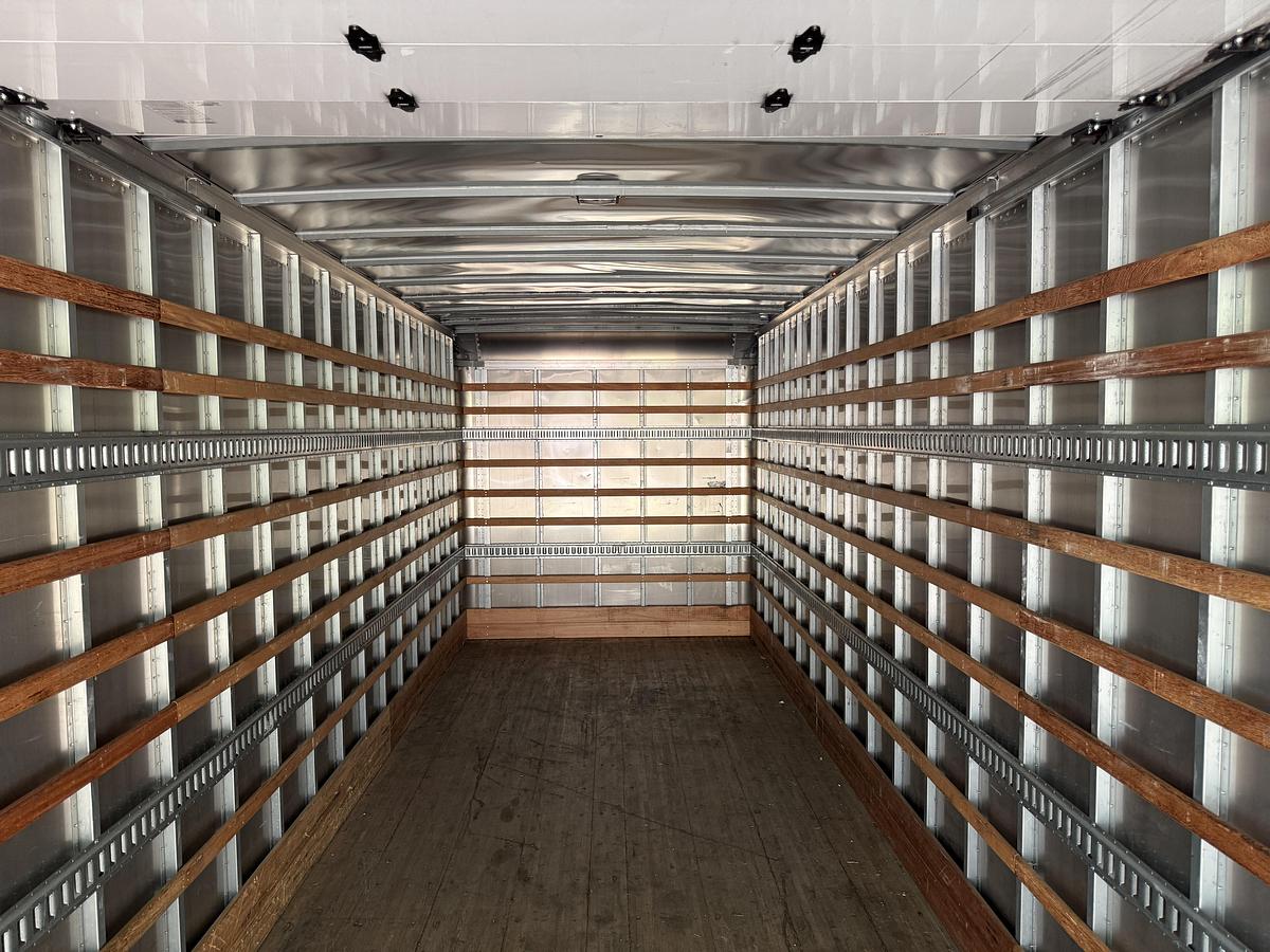 Used 2021 Freightliner 26' M2