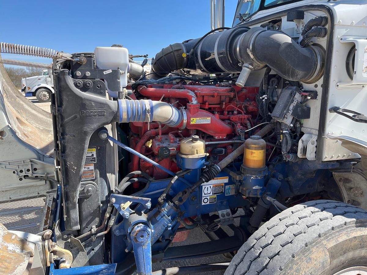 Used 2015 Peterbilt 365 Sleepers