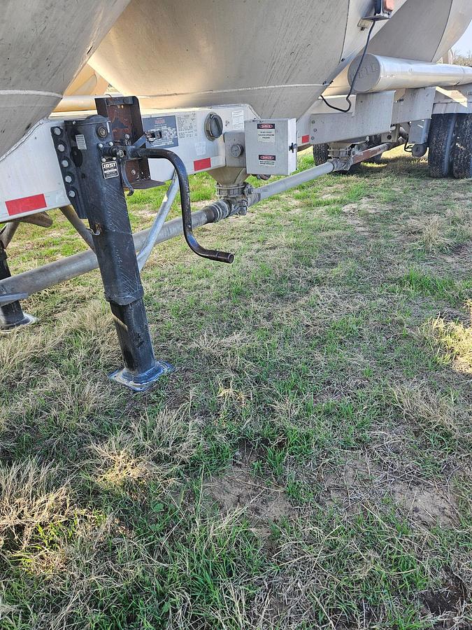 Used 2015 Vantage Pneumatic Trailer
