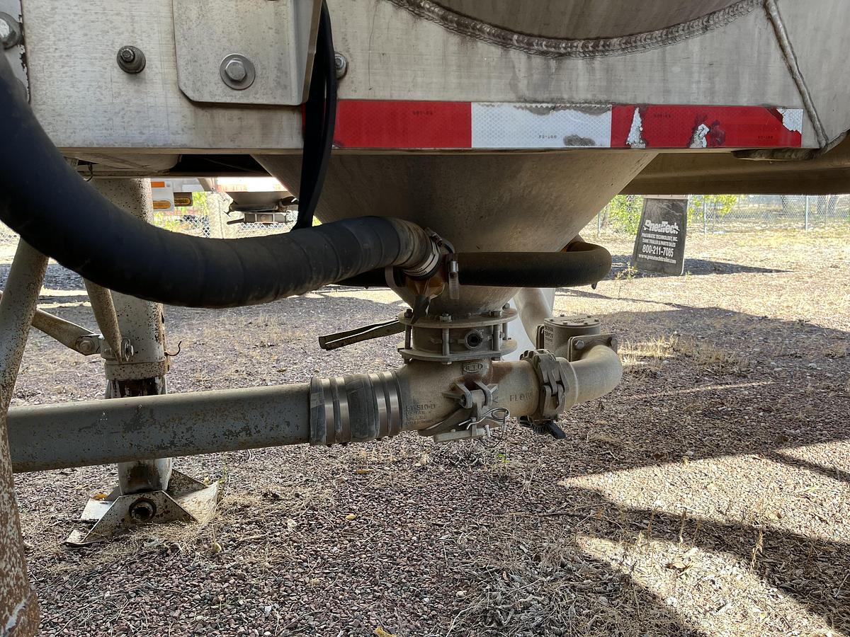 Used 2012 Heil 1040 Pneumatic Trailers