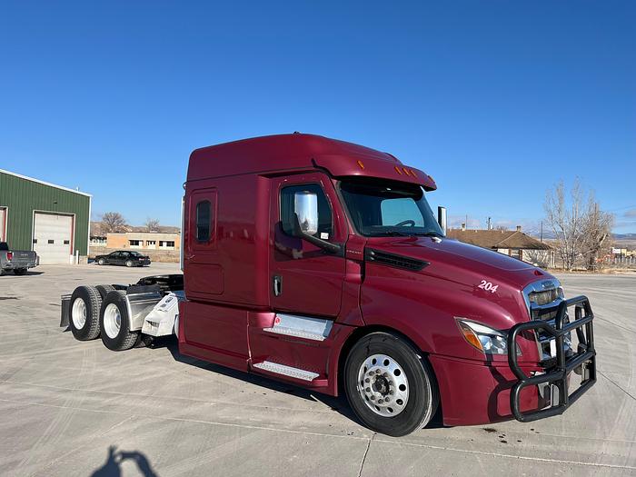 Used 2020 Freightliner CA126 Sleeper
