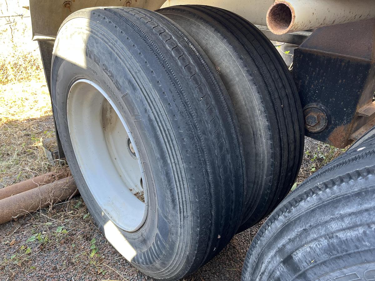 Used 1981 Heil 1040 Pneumatic Trailer