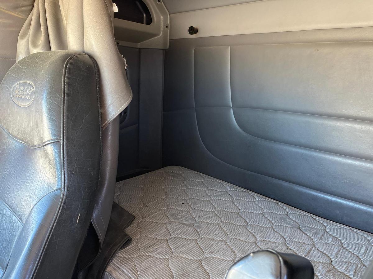 Used 2015 Peterbilt 365 Sleepers