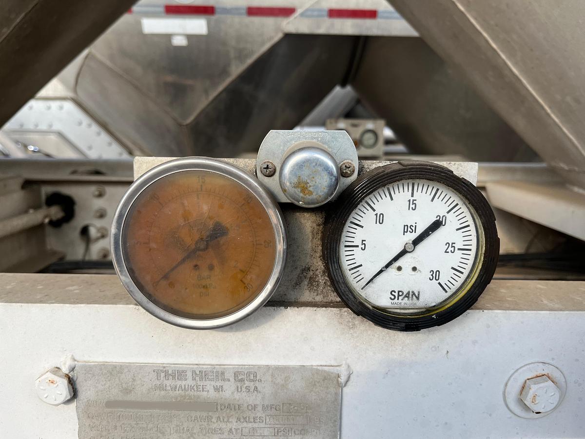 Used 1981 Heil 1040 Pneumatic Trailer