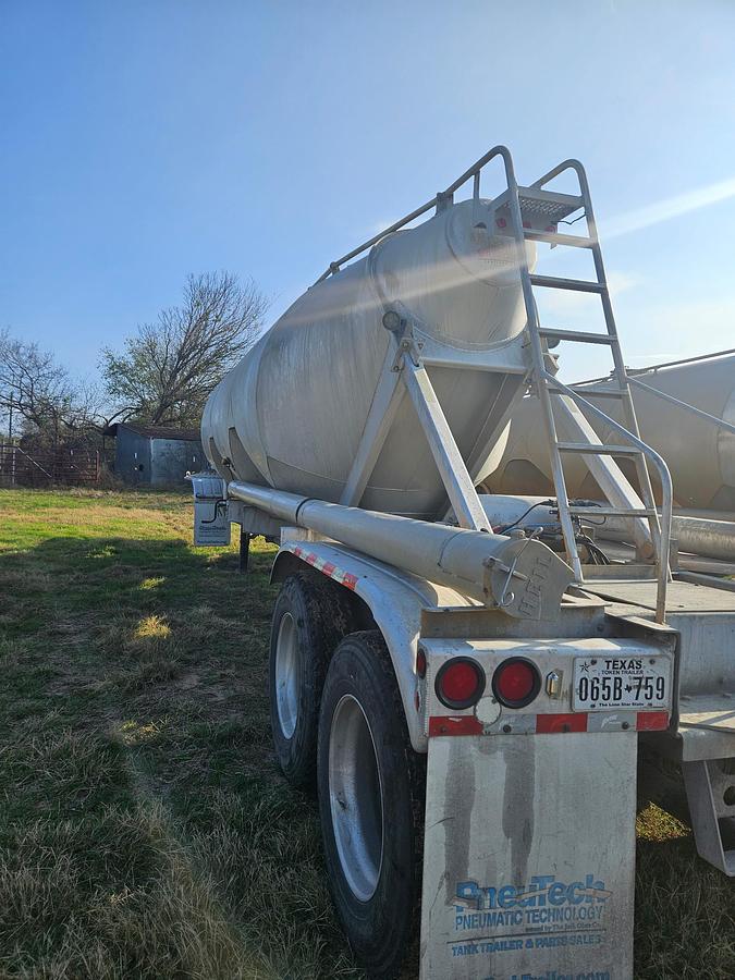 Used 2015 Vantage Pneumatic Trailer