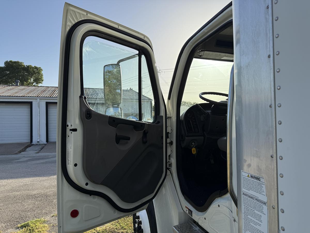 Used 2021 Freightliner 26' M2