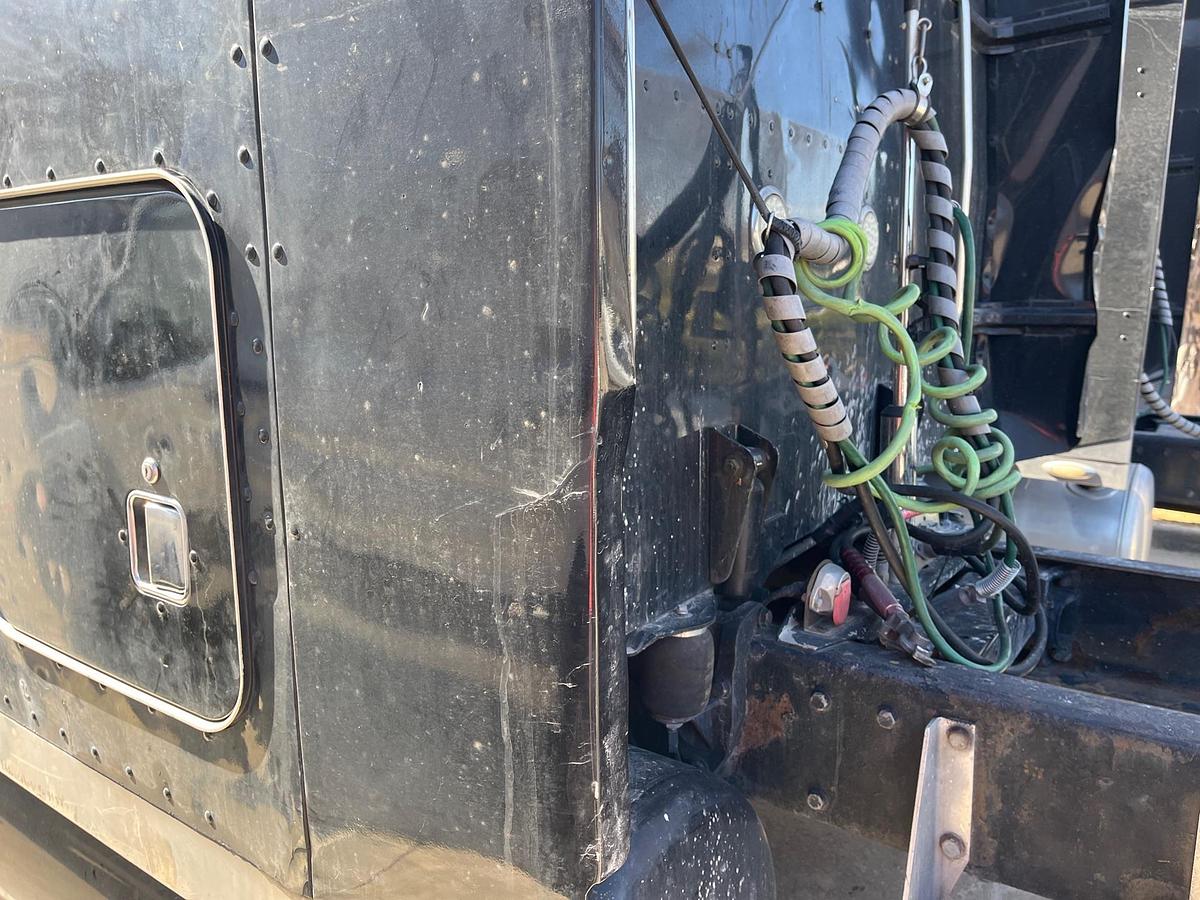 Used 2003 Peterbilt 379 Sleeper