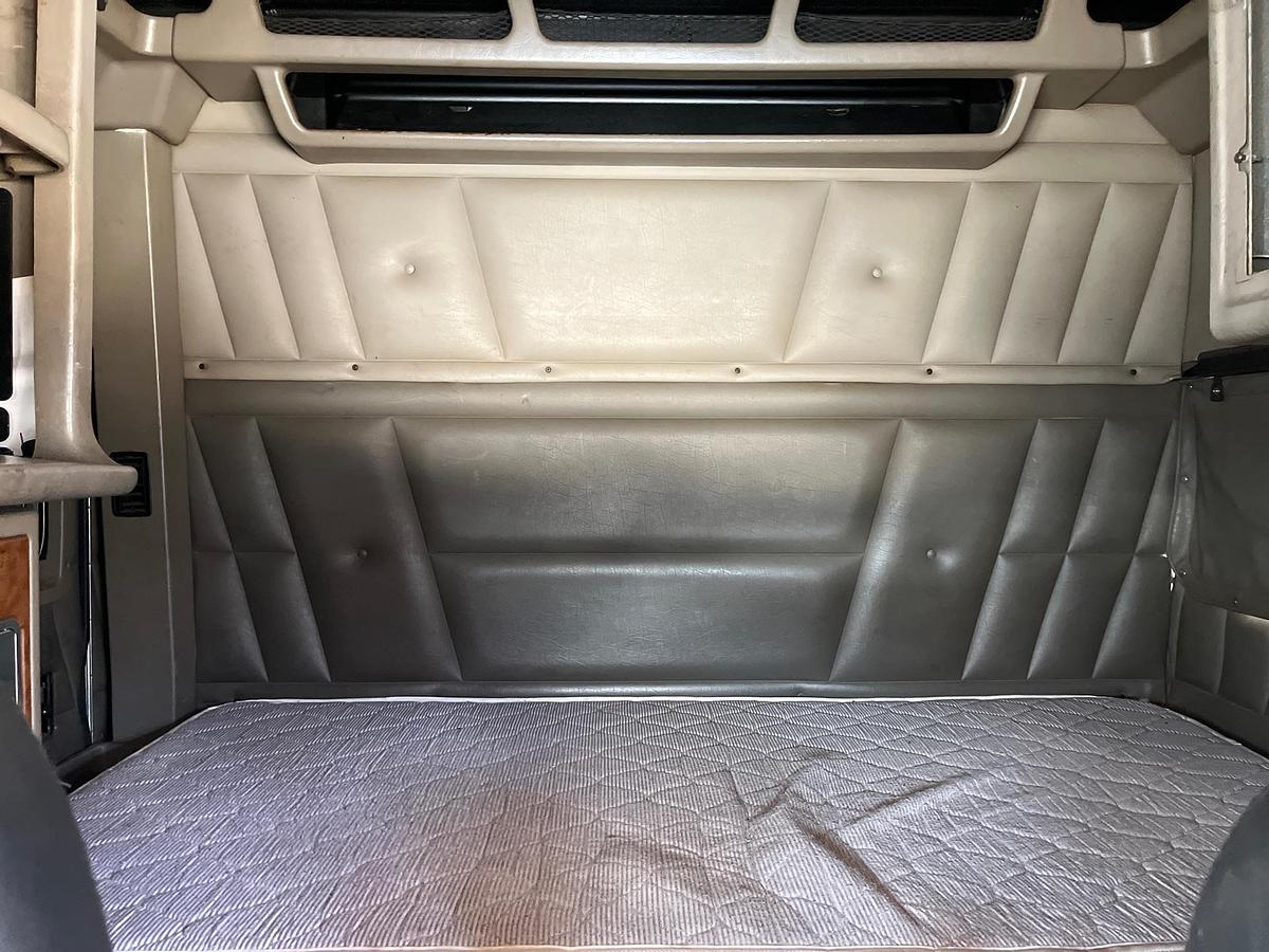 Used 2003 Peterbilt 379 Sleeper