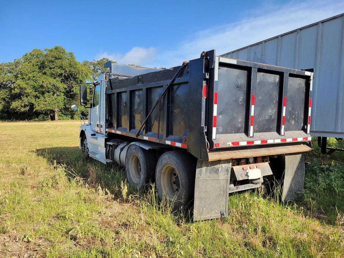 Used 2008 Volvo VNL64T300 Dump Truck