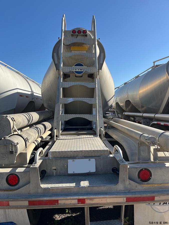 Used 2015 Tytal 1060 Pneumatic Trailer