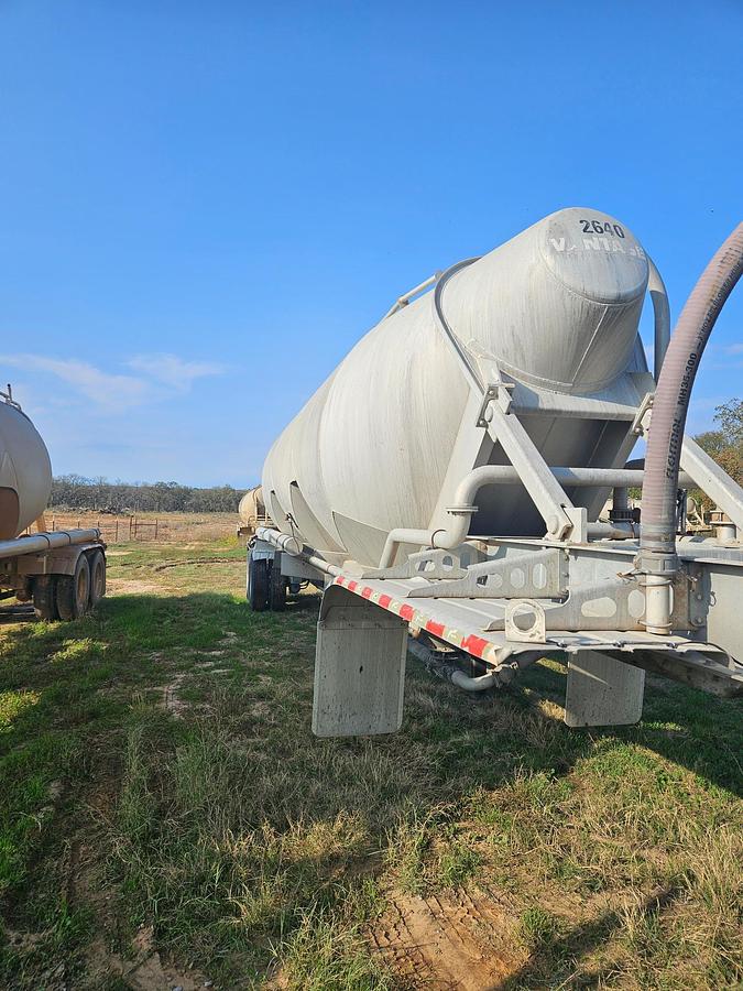 Used 2015 Vantage Pneumatic Trailer