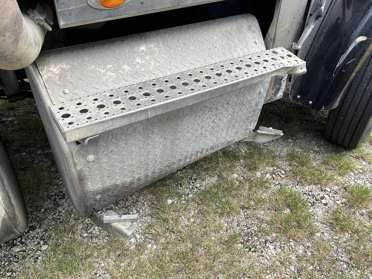 Used 2011 Freightliner Coronado 122SD Day Cab