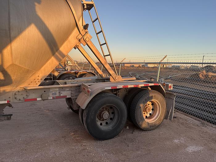 Used 2011 Heil Pneumatic Trailer