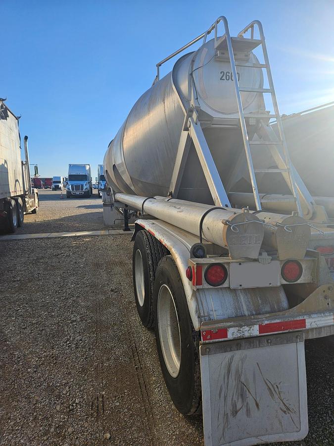 Used 2015 Heil Pneumatic Trailer