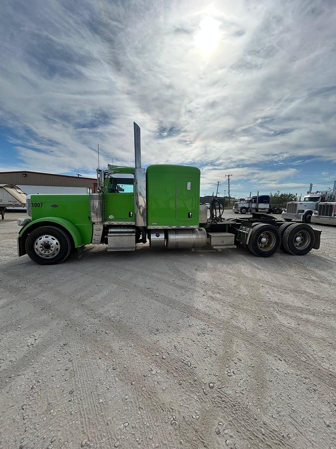 Used 2020 Peterbilt 389 Sleeper