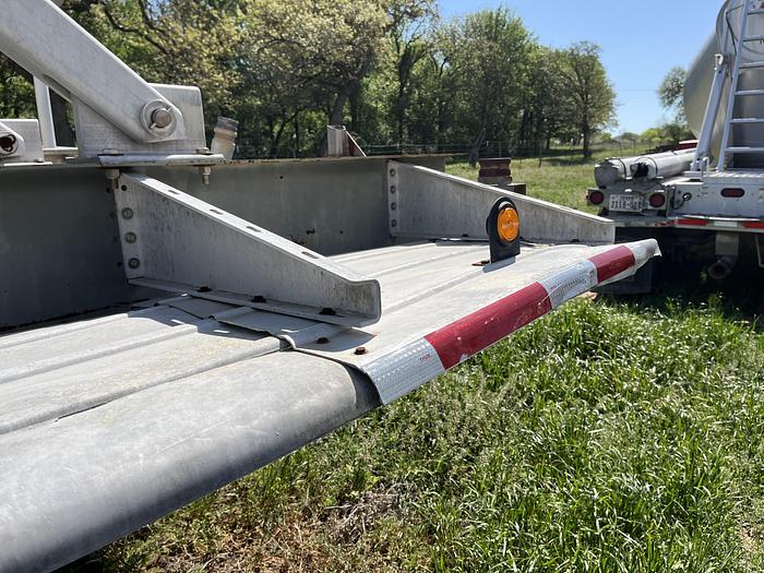 Used 2000 Polar Pneumatic Trailer