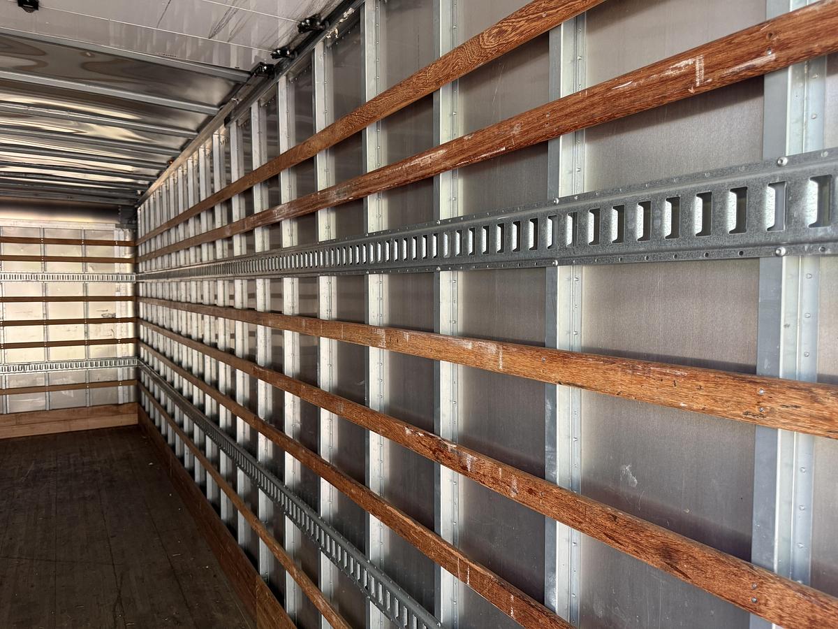 Used 2021 Freightliner 26' M2