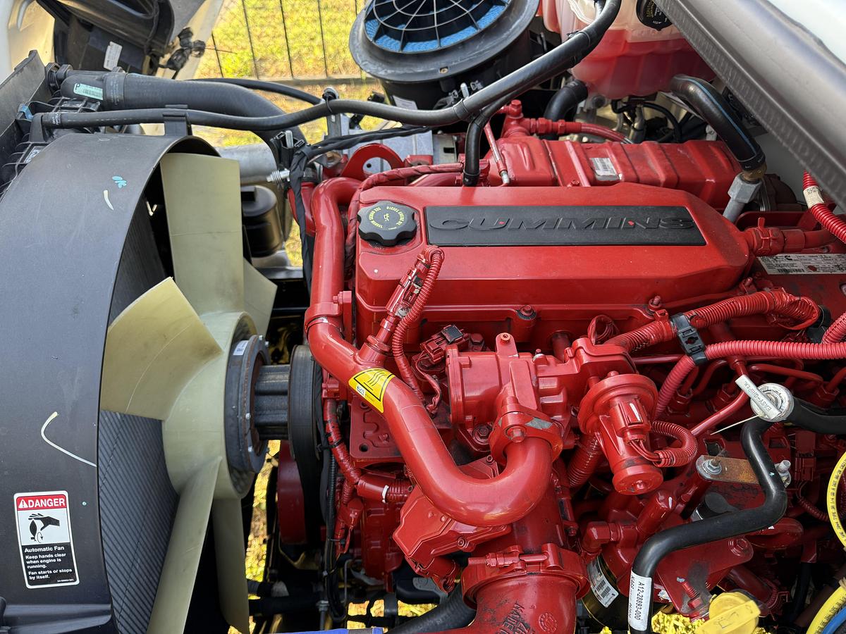 Used 2021 Freightliner 26' M2