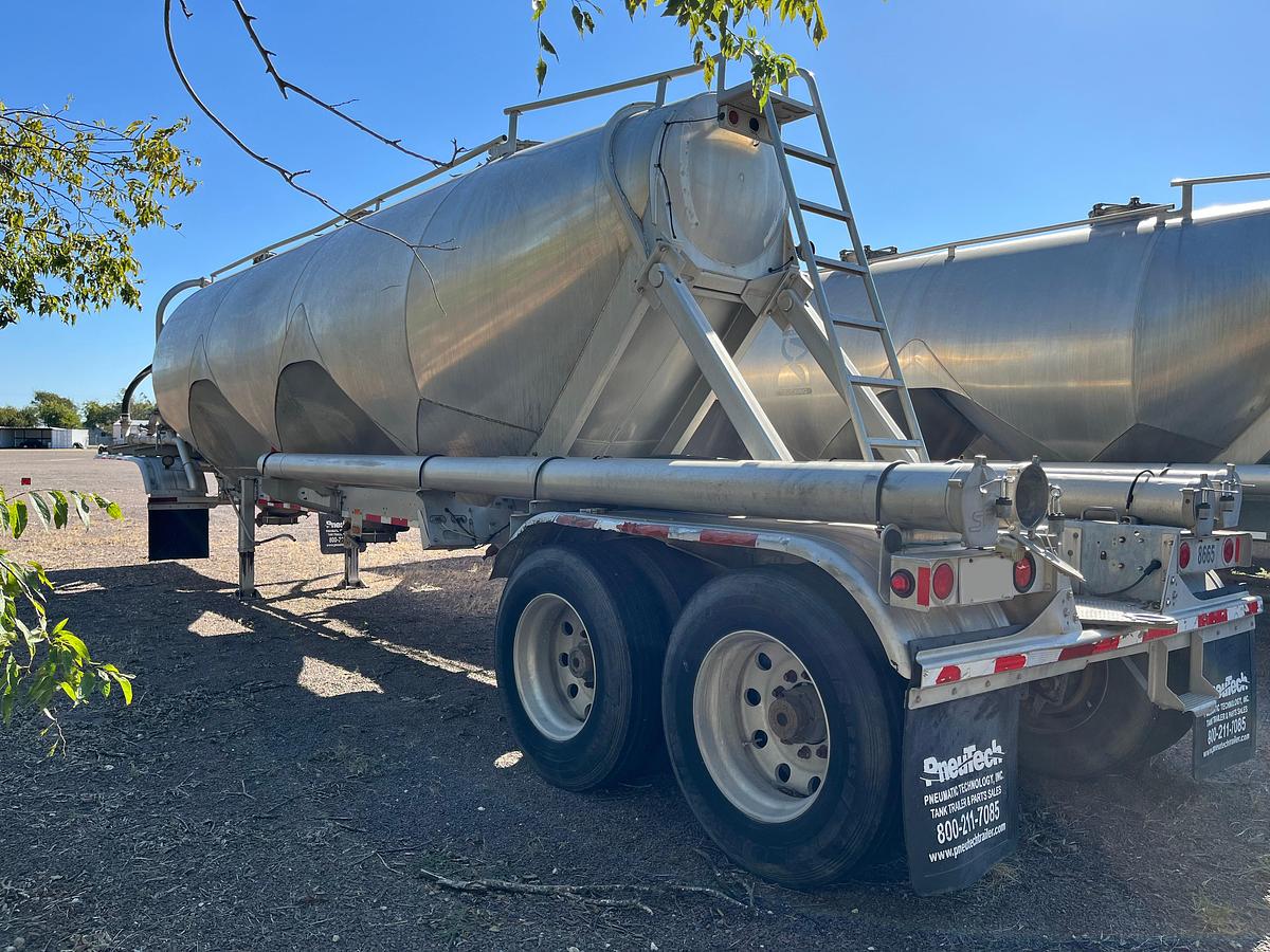 Used 2012 Heil 1040 Pneumatic Trailers