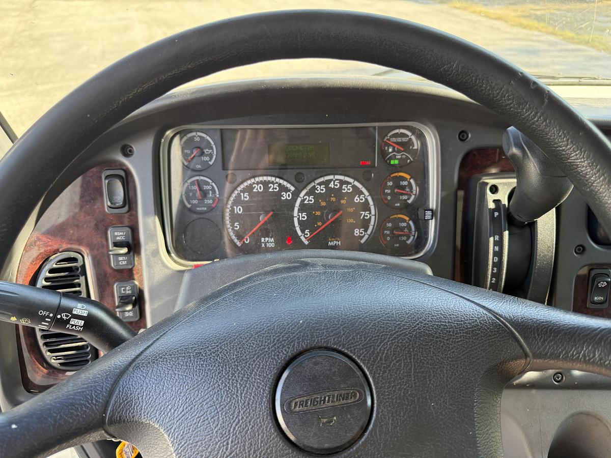 Used 2021 Freightliner 26' M2 106