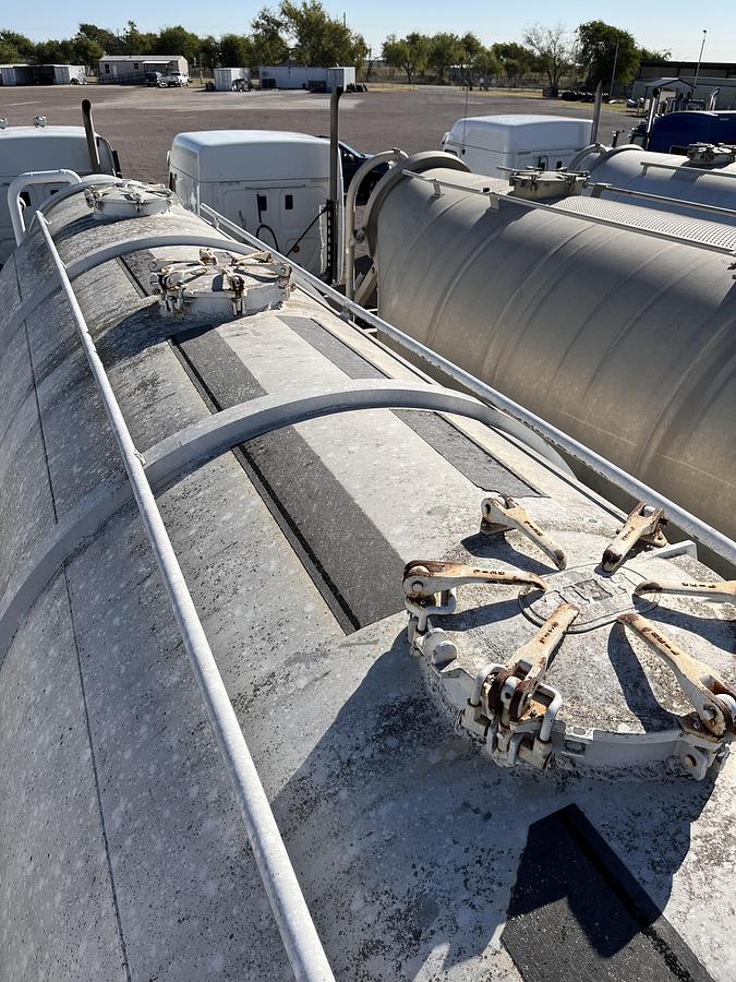 Used 1981 Heil 1040 Pneumatic Trailer