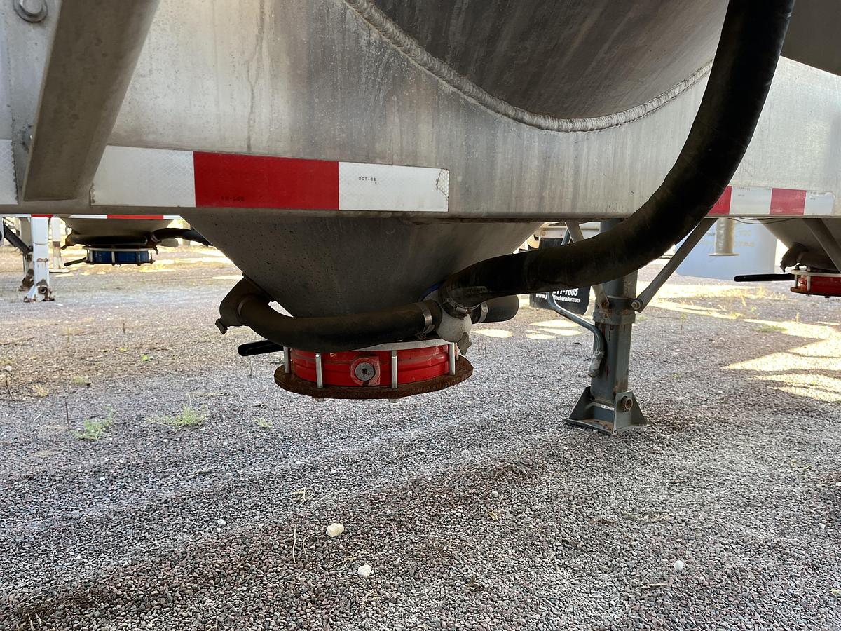 Used 2011 Polar Pneumatic Trailer