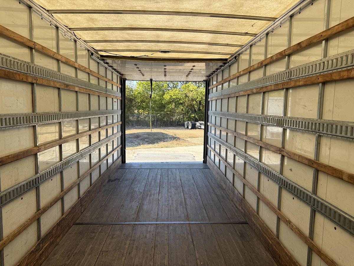 Used 2021 Freightliner 26' M2 106