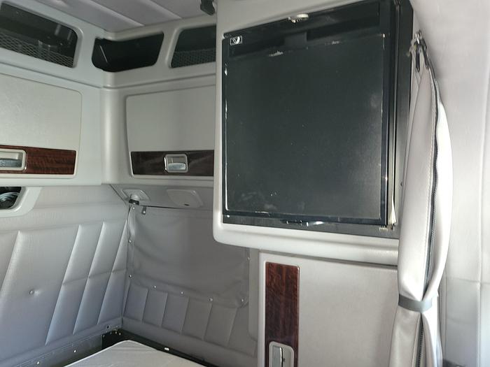 Used 2023 Peterbilt 389