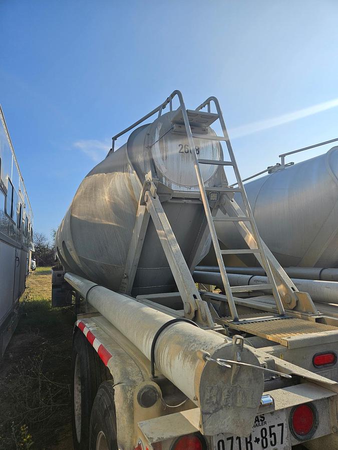 Used 2015 Heil Pneumatic Trailer