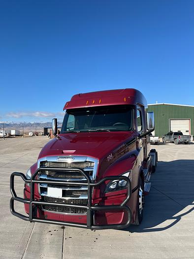Used 2020 Freightliner CA126 Sleeper