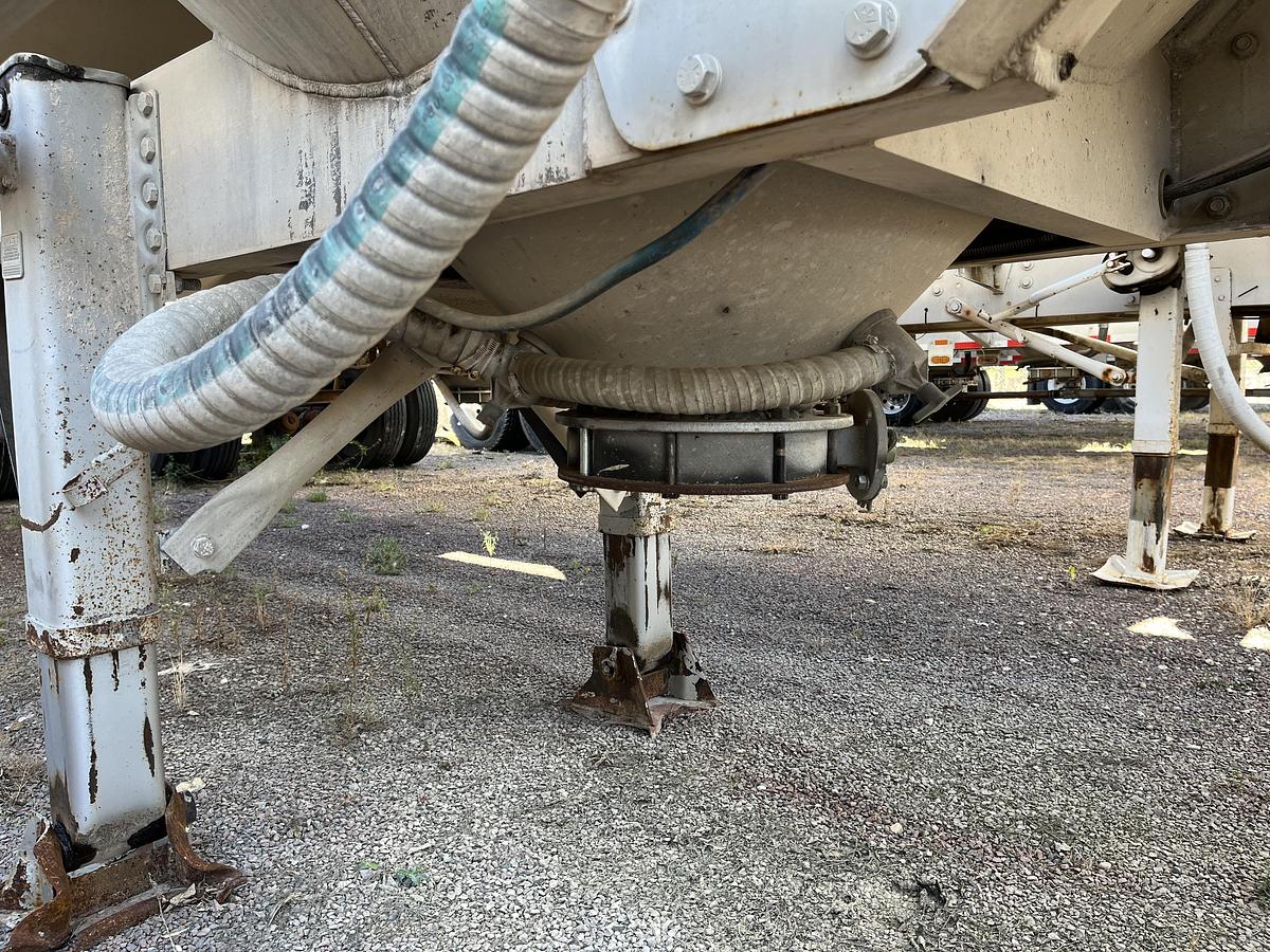 Used 2015 Tytal 1060 Pneumatic Trailer